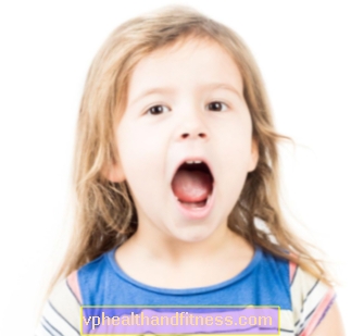Защо детето има отворена уста и стърчи език? 
