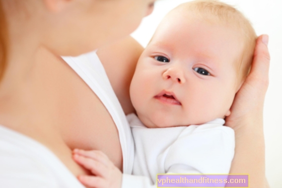 Hacer canguro a un recién nacido: contacto cercano entre un padre y un hijo
