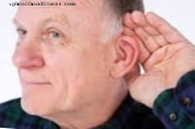 A hallásvesztés felgyorsíthatja az agyszövet csökkenését