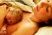 Jie rekomenduoja motinos ir vaiko kontaktą su oda per pirmąsias dvi valandas po gimdymo