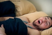 Är det verkligen farligt att väcka en sömnvandrare?