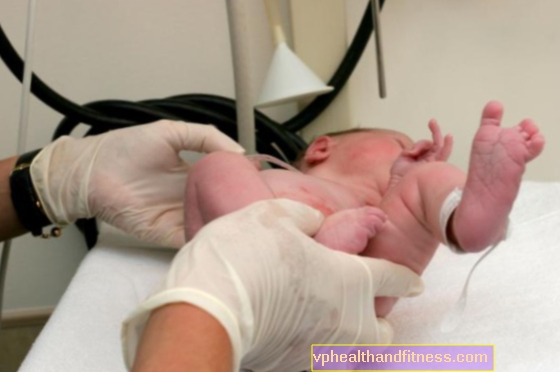 Examen del recién nacido después del nacimiento.